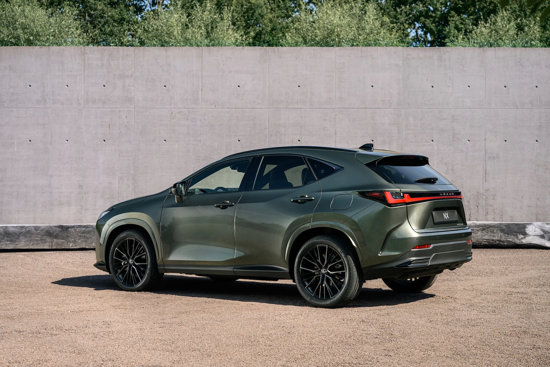 Naujasis „Lexus NX“: didesnis nuvažiuojamas atstumas, spartesnis įkrovimas ir patobulinta vairavimo patirtis