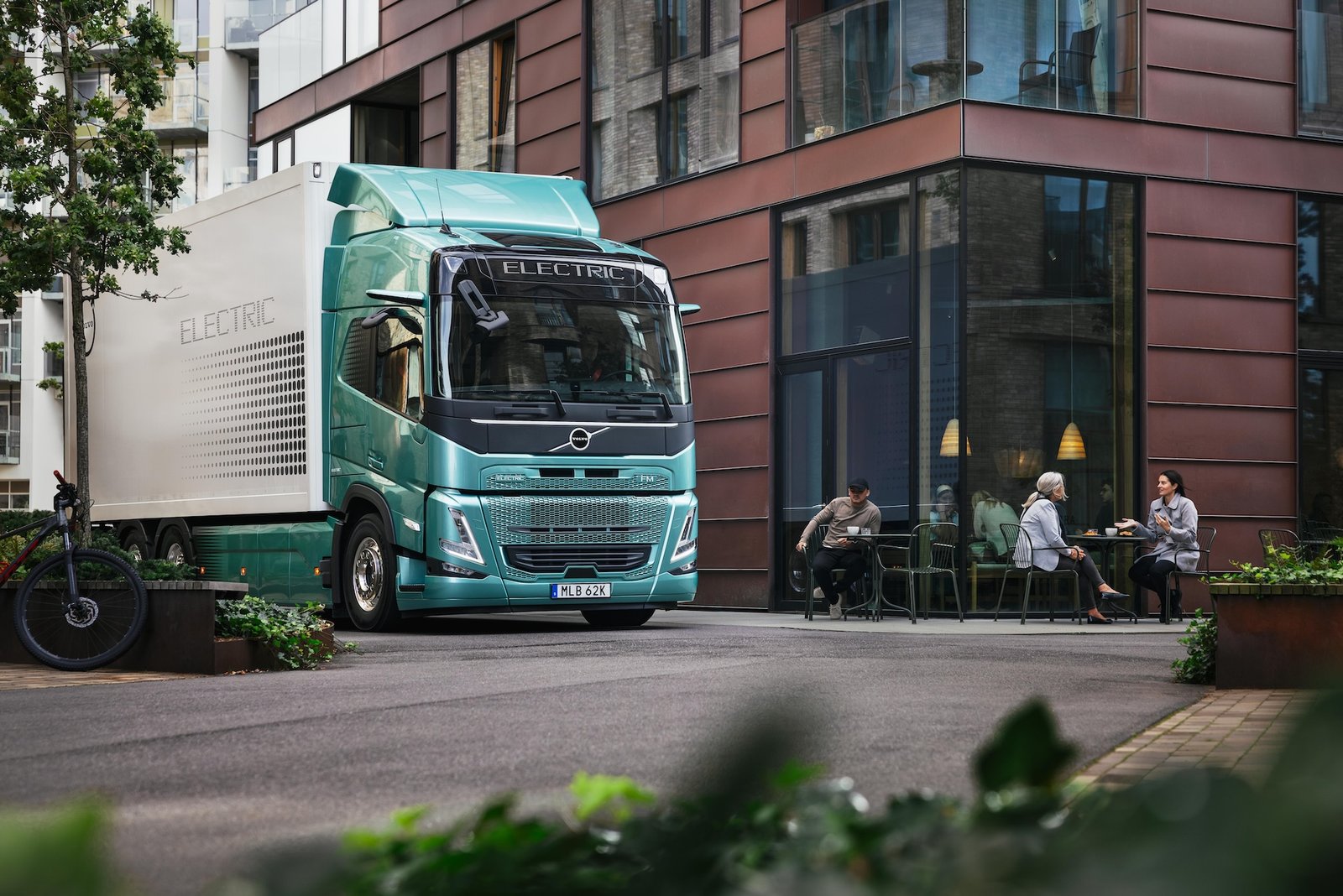 „Volvo“ pradeda serijinę iki 700 km nuvažiuojančių elektrinių sunkvežimių gamybą